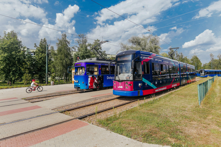 Przystanki tramwajowe w dzielnicy Bieżanów w zielonej części miasta