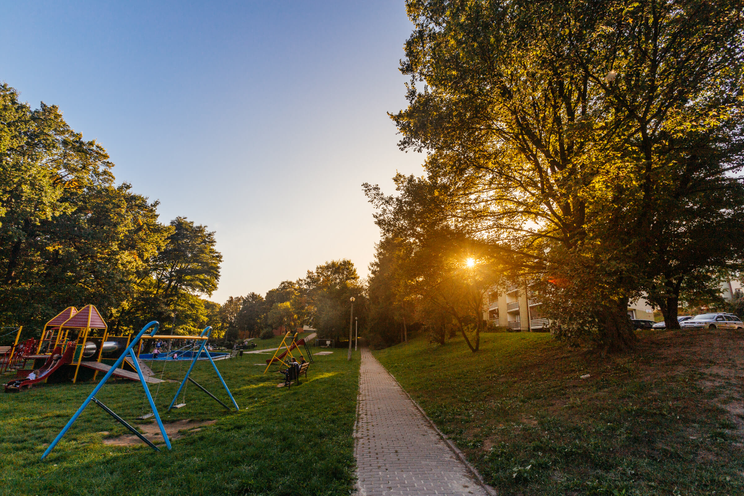 Prezentowana nieruchomość znajduje się w spokojnej, zielonej dzielnicy z dostępem do placów zabaw;  Kraków Wzgórza Krzesławickie