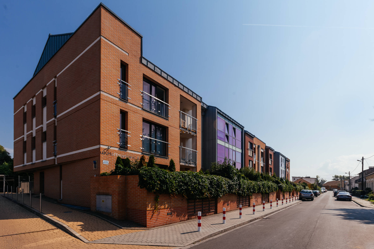 Mieszkanie położone w kameralnym apartamentowcu, blisko komunikacji miejskiej. Do mieszkania przynależą przeszklone balkony