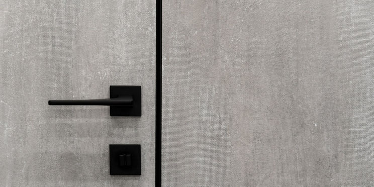 Drzwi ukryte – estetyczne i funkcjonalne rozwiązanie