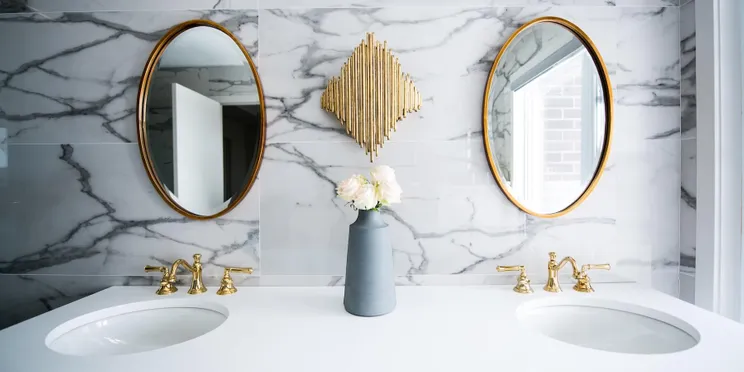 Łazienka marmur złoto – wyrafinowany design
