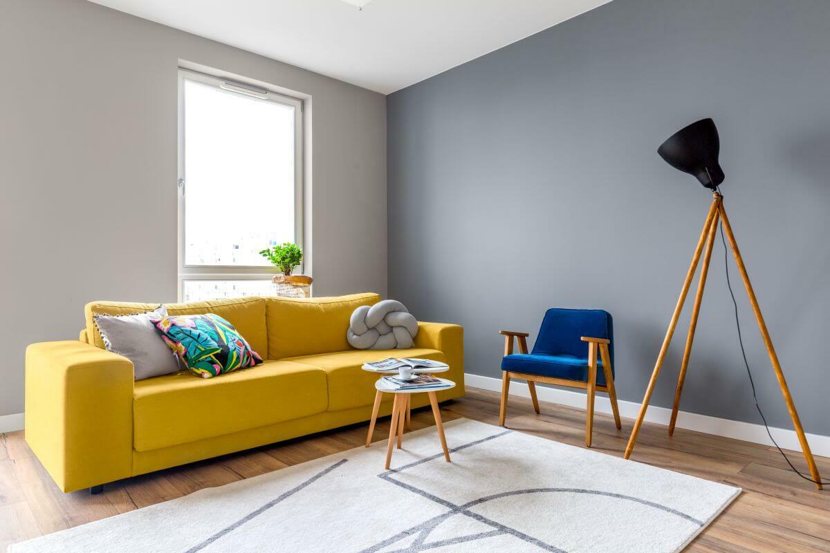Salon inspirowany stylem PRL – kolorowe obicia mebli, fotel chierowskiego