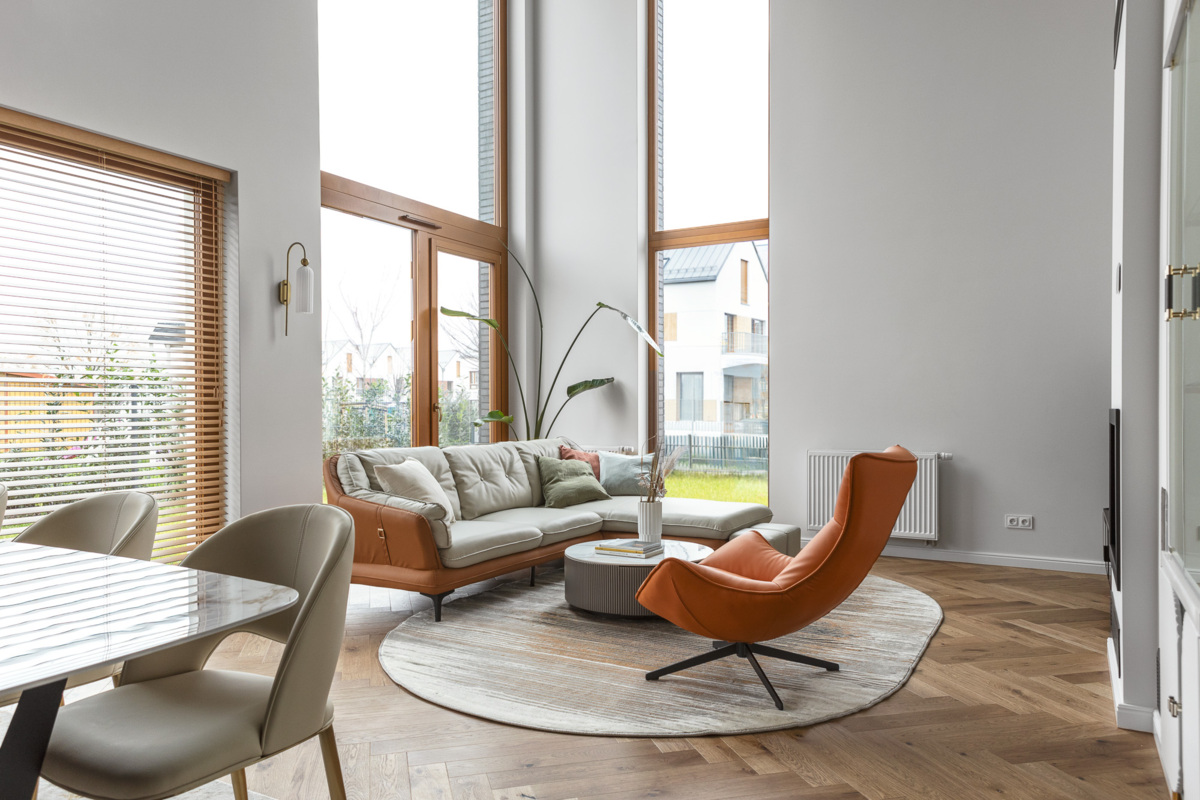 Minimalizm w domu – salon z dużymi przeszkleniami